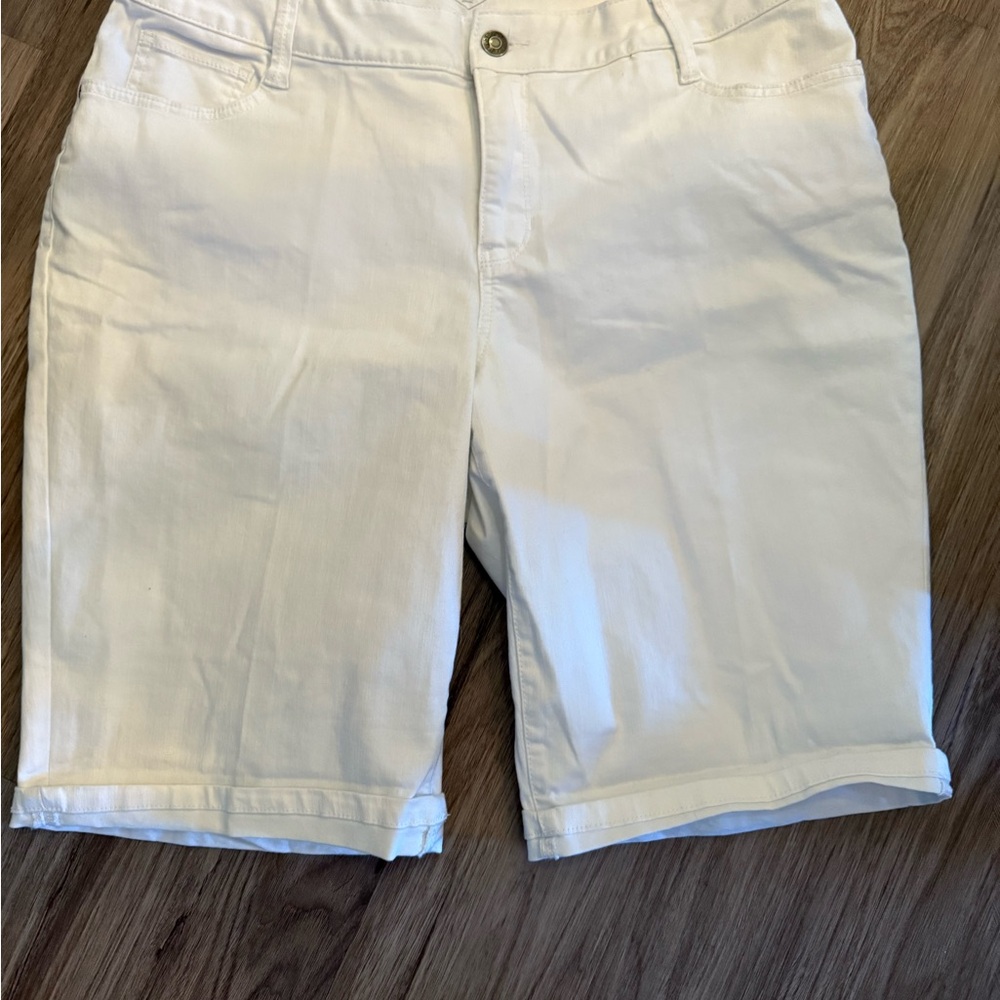 St. John's Bay White Women's Bermudas